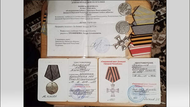 БОЕВЫЕ НАГРАДЫ НИКАК НЕ МЕШАЮТ ДЕПОРТАЦИИ ИХ ОБЛАДАТЕЛЯ // ФОТО ПРЕДОСТАВЛЕНО ЦАРЬГРАДУ