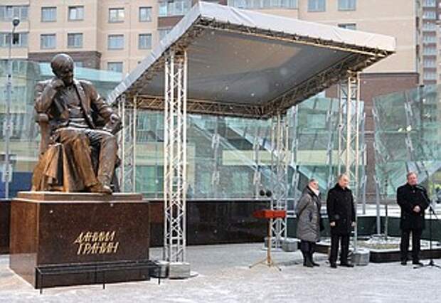 На церемонии открытия памятника писателю и общественному деятелю Даниилу Гранину.