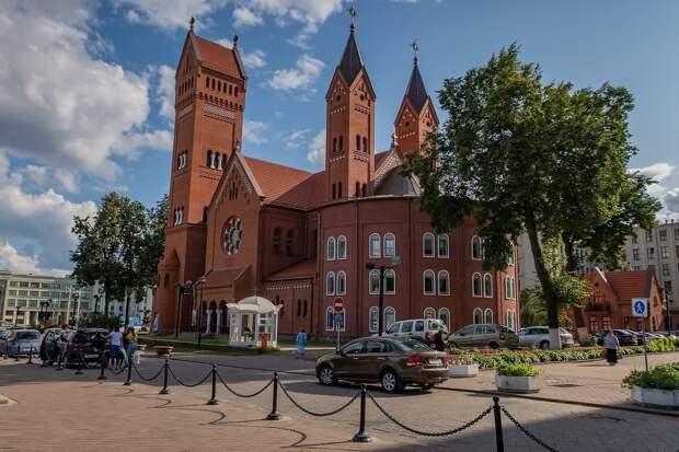 2560px-Church_of_Saints_Simon_and_Helena_(Minsk)