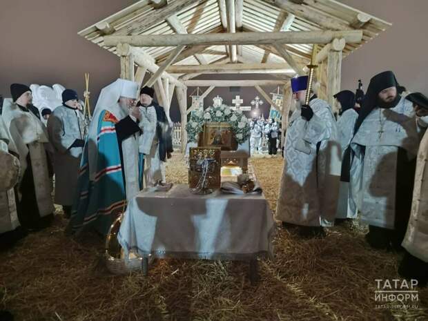 Митрополит Кирилл освятил воду у храма-памятника на Казанке в Крещенский сочельник