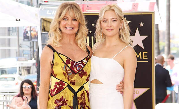 Три поколения - одно фото: Кейт Хадсон появилась на обложке с матерью Голди Хоун и дочкой Рани