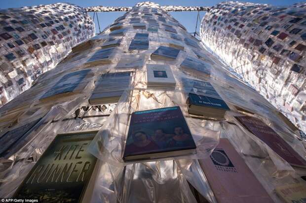 В Германии построили "Парфенон" из 100 тысяч запрещенных книг art, выставка, германия, инсталляция, искусство, творчество, фото, художник