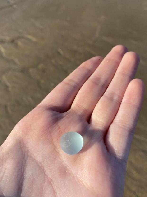 25. Шарик из морского стекла, найденный на пляже