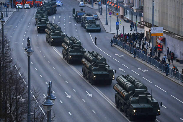 ГИБДД Москвы сообщила о перекрытиях улиц из-за Парада Победы