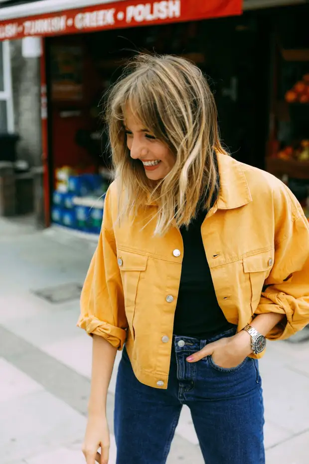 Как стильно носить желтую куртку: 10 способов привлечь внимание окружающих