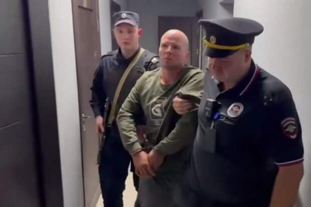 Мужчина, бросивший мальчика об пол в Шереметьево, признан невменяемым