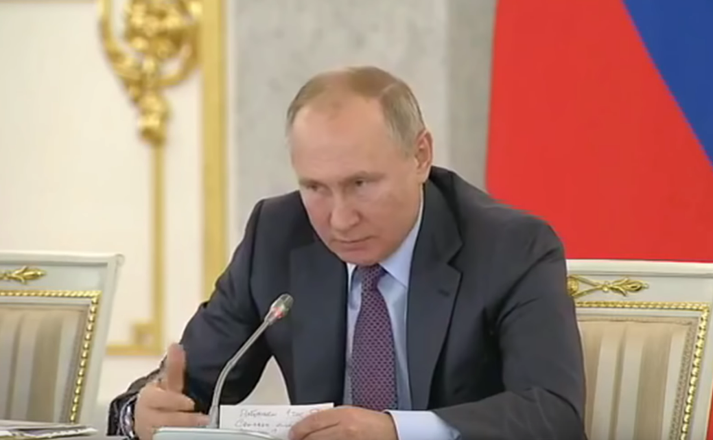 Сокуров посоветовал Путину думать