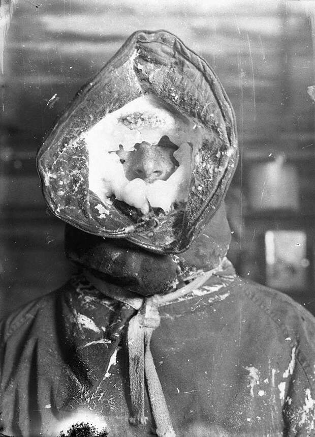 Пар от дыхания замерзал, закрывая лица ледяной маской Дуглас Моусон, австралия, антарктида, изучение Антарктики, научная экспедиция, полярные исследователи, поход во льдах, фотосвидетельства