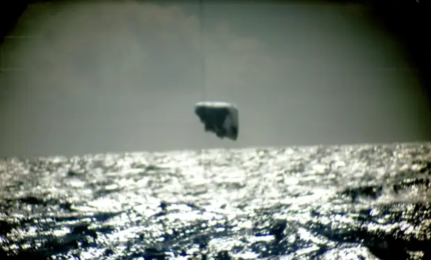 Матросы сняли на камеру взлетающий из воды объект
