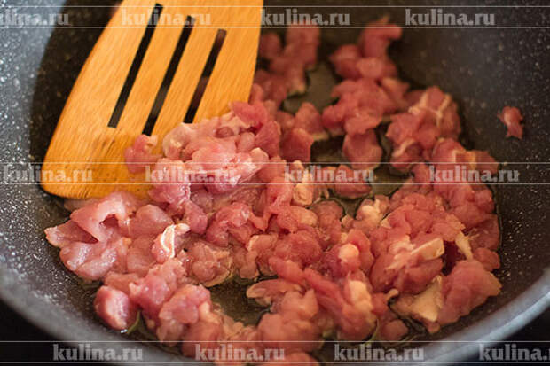 В сковороде разогреть растительное масло, выложить мясо, слегка обжарить.