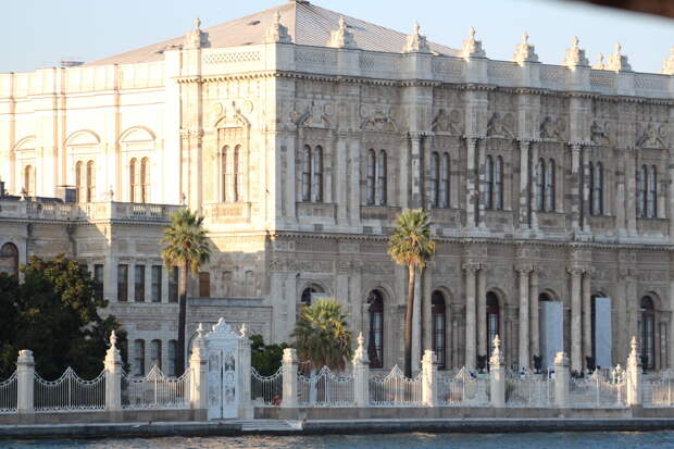 Долмабахче (тур. Dolmabahçe — «насыпной сад») — дворец османских султанов на европейской стороне Босфора в Стамбуле на границе районов Бешикташ и Кабаташ.