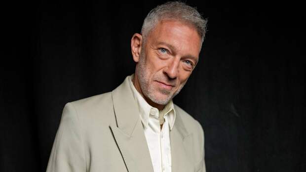 «Не скрывают чувств друг к другу»: 59-летний Венсан Кассель провел отпуск в Бразилии с новой возлюбленной и дочерью Девой