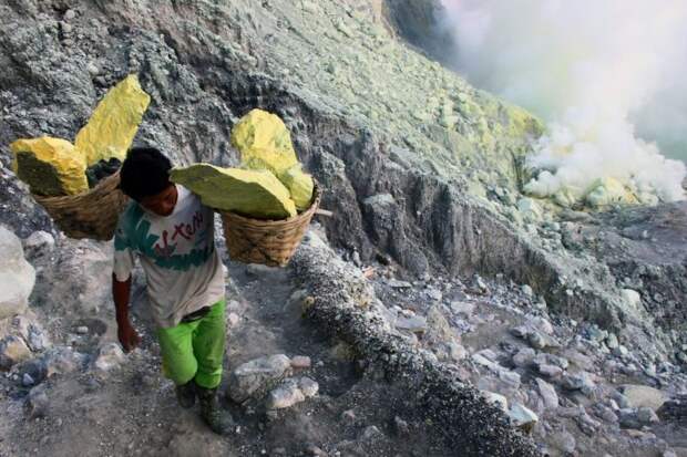 Работяги добывают серу в кратере вулкана в адских условиях