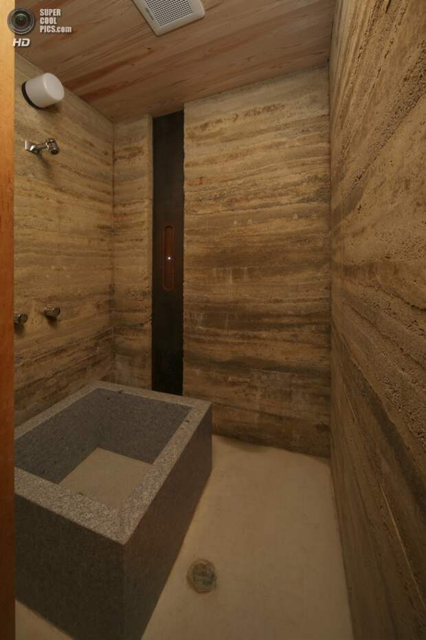 Япония. Хондзима, Кагава. Дом Zenkonyu x Tamping Earth, спроектированный Tadashi Saito + Atelier NAVE. (Toshihiro Misaki)