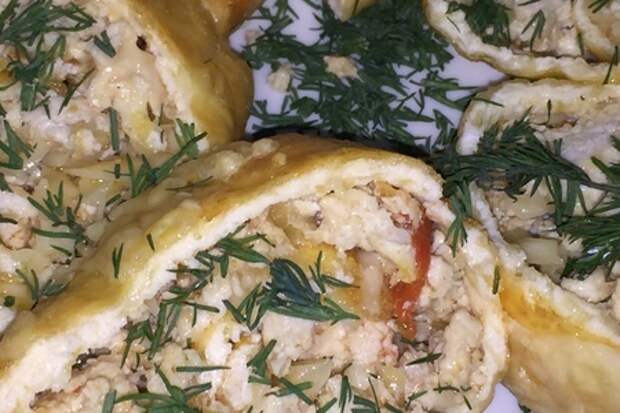Яичный рулет с грудкой и сыром