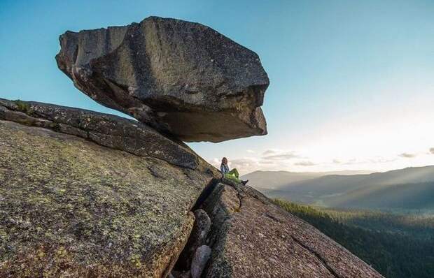 Почему огромные «висячие» валуны не падают по всему миру