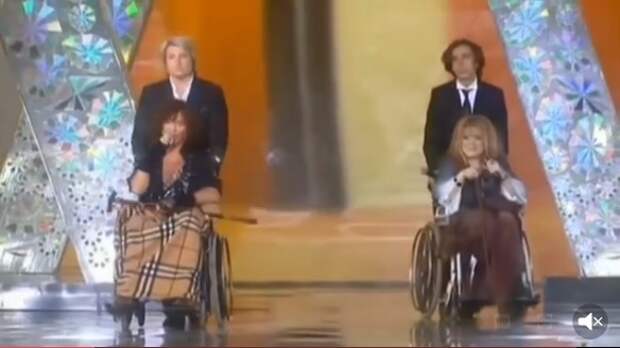 Пугачева выехала на сцену в инвалидной коляске