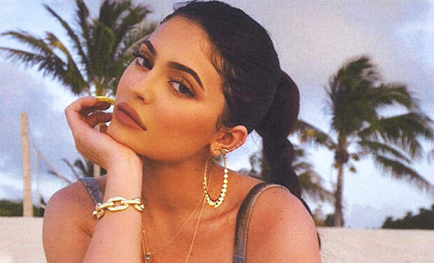 Тысячи алых роз и миллион долларов за прокат яхты: как Кайли Дженнер готовится к празднованию дня рождения