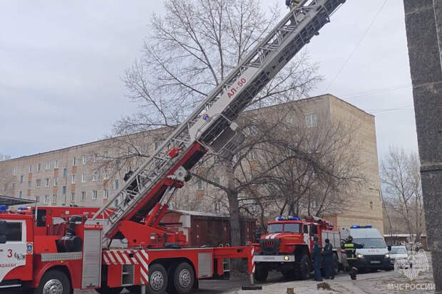 В Абакане пожарные спасли ребенка из горящей квартиры через окно