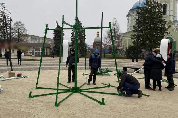 На площади Ленина в Рассказове устанавливают праздничную ёлку