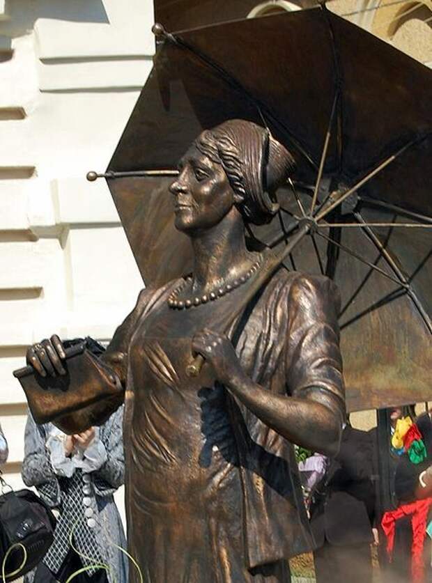 Памятники артистам и их ролям