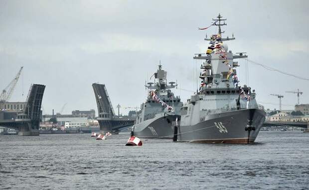 Америке бросили вызов: парад в День ВМФ показал всю мощь России, поставив США на место