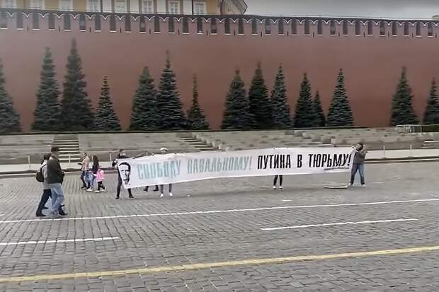 Мужчин с плакатами в поддержку Навального задержали на Красной площади