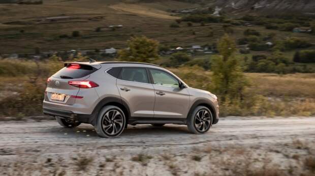 Hyundai_Tucson в динамике на грунтовой дороге