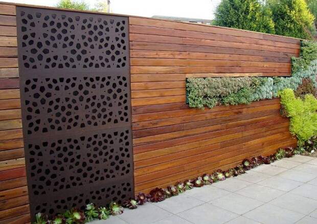 Для тех, кто шагает в ногу со временем. Современный забор из дерева с использованием озеленения и металлической вставки.