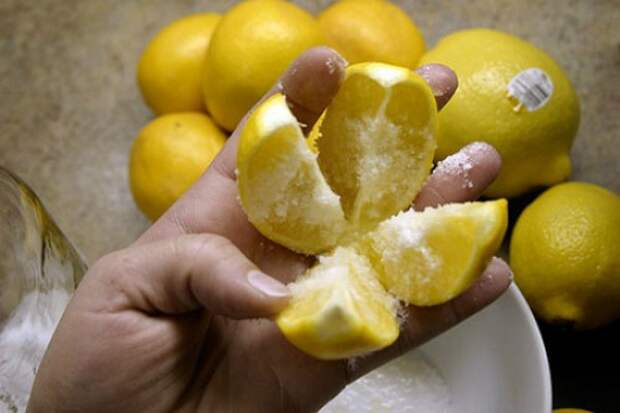 Картинки по запросу Разрежьте 1 лимон на 4 части, посыпьте солью
