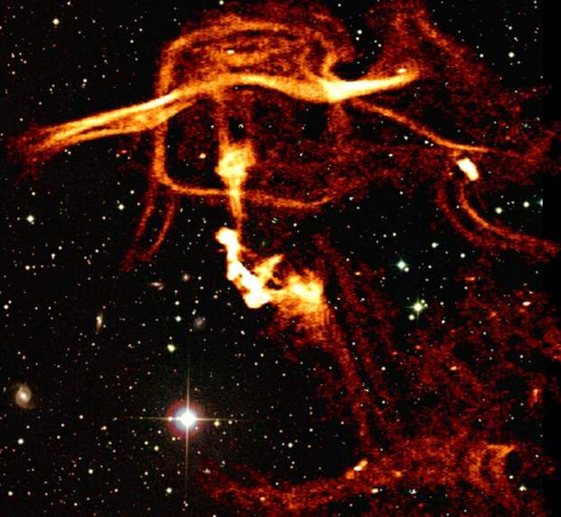 Фото: ИКИ РАН / Изображения группы галактик NEST200047 в радио- (1 фото) и рентгеновском (2 фото) диапазонах, полученные, соответственно, радиоинтерферометром LOFAR и телескопом СРГ/eROSITA