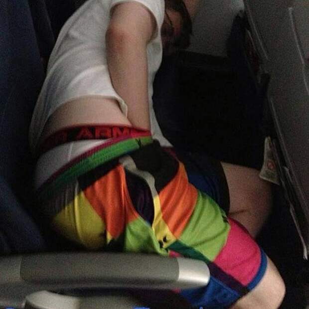 PassengerShaming25 Бывшая стюардесса выкладывает фотографии самых отвратительных пассажиров самолётов