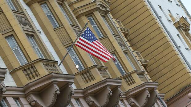 Государственный флаг США на здании посольства Соединенных Штатов Америки в РФ на Новинском бульваре в Москве Государственный флаг США на здании посольства Соединенных Штатов Америки в РФ на Новинском бульваре в Москве - РИА Новости, 1920, 05.03.2022