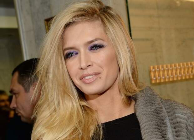 «Стареть собираетесь?»: 44-летняя Брежнева восхитила Сеть кадрами в халате