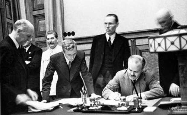 Пакт Молотова-Риббентропа: Сталин не верил, что Европа так охотно ляжет под Гитлера