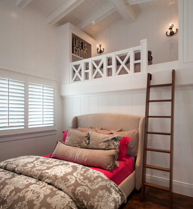 Яркие контрастные элементы и нетривиальный дизайн позволят создать уютную атмосферу в небольшой спальной комнате. 