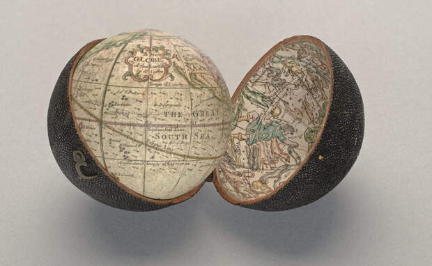 Constellations were printed on the inside of the snug case.