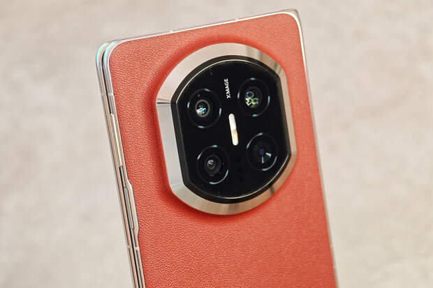 "Газета.Ru" протестировала прочный складной смартфон HUAWEI с флагманской камерой