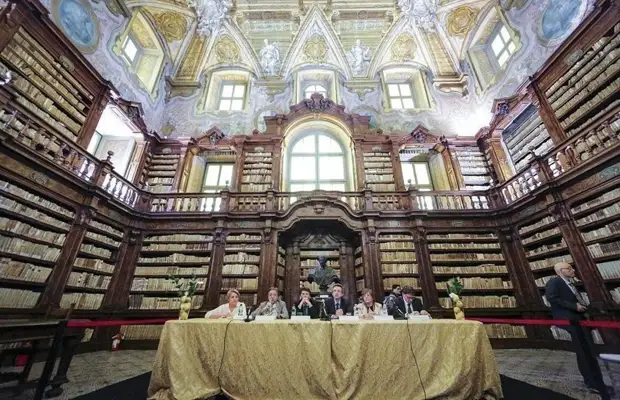 Самые красивые библиотеки мира Самые красивые библиотеки мира библиотека, библиотеки, аббатства, содержит, монастырь, здание, около, библиотеку, Эскориал, наследия, Мафры, располагается, Индий, Массимо, Листри, Ватикана, Джироламини, королевской, стиле, всемирного
