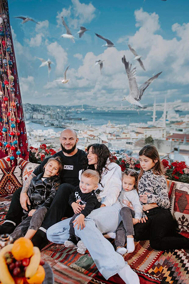 Джиган и Оксана Самойлова с дочерьми Леей, Майей и Ариелой и сыном Давидом