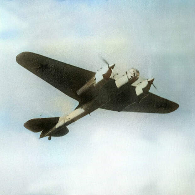 Скоростной бомбардировщик СБ-2 в полете.