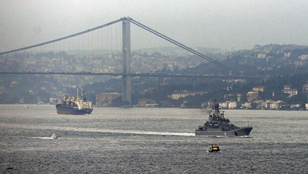 Корабль ВМФ России в проливе Босфор, Турция. Архивное фото
