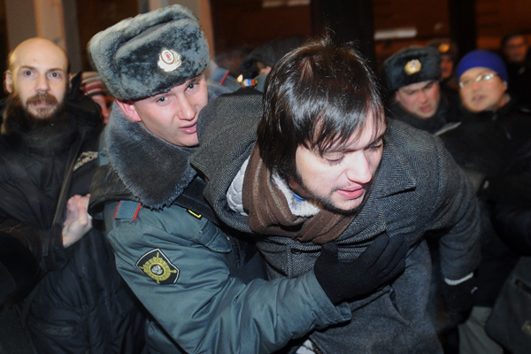 Задержание Симона Вердияна у здания Центризбиркома РФ во время акции протеста против нелегитимных президентских выборов. Фото: Сергей Фадеичев / ИТАР-ТАСС