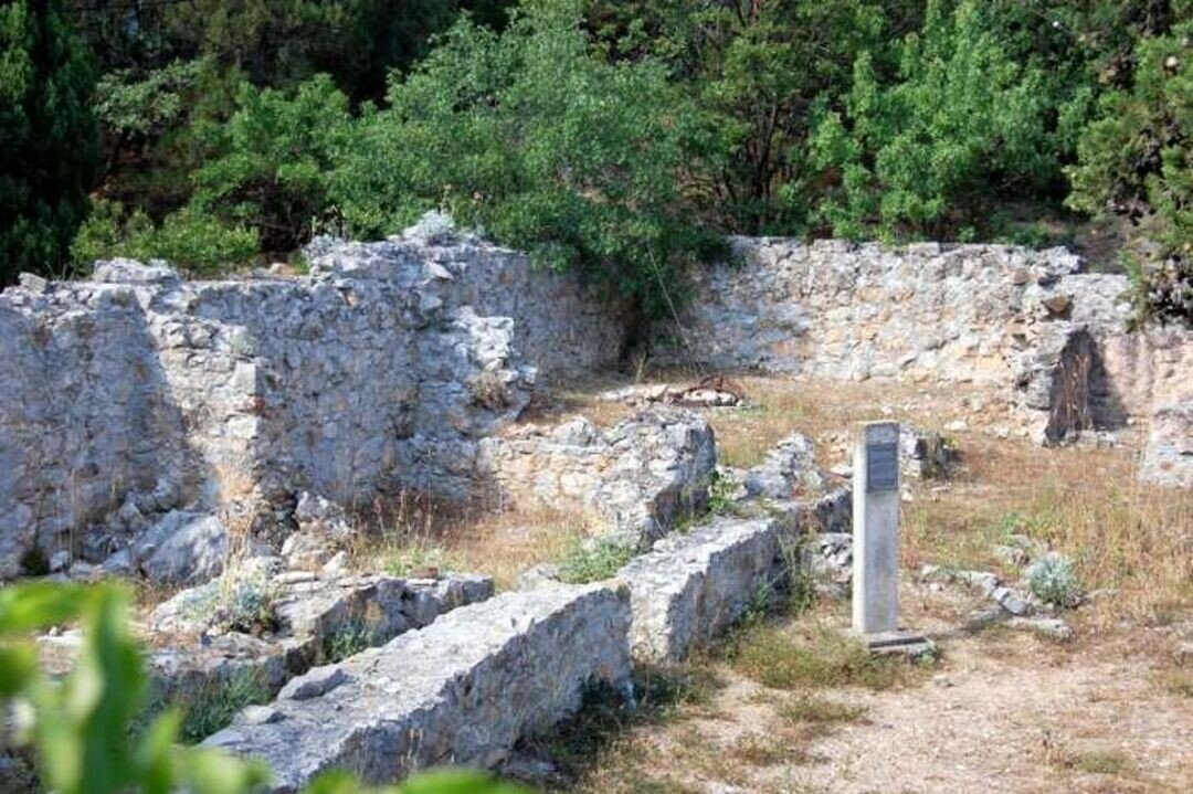 Сохранившаяся часть стен римского форта Харакс в Ялте. Современное фото.