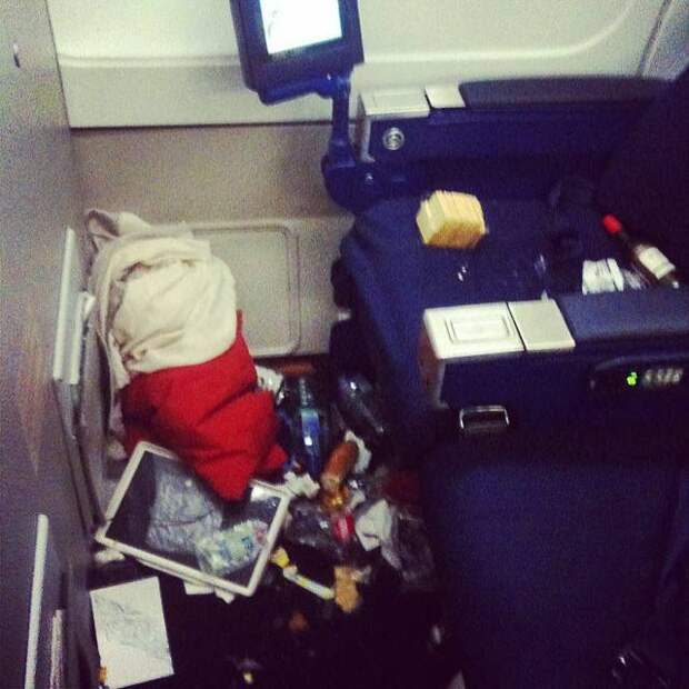 PassengerShaming16 Бывшая стюардесса выкладывает фотографии самых отвратительных пассажиров самолётов