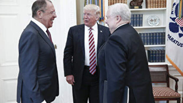 Министр иностранных дел России Сергей Лавров, президент США Дональд Трамп и посол Сергей Кисляк во время встречи в Вашингтоне. 10 мая 2017