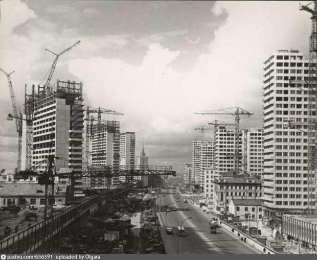 Строительство тех самых жилых домов (на фото справа), с одного из которых снимали панораму Москвы в фильме, 1967. С сайта www.pastvu.com.