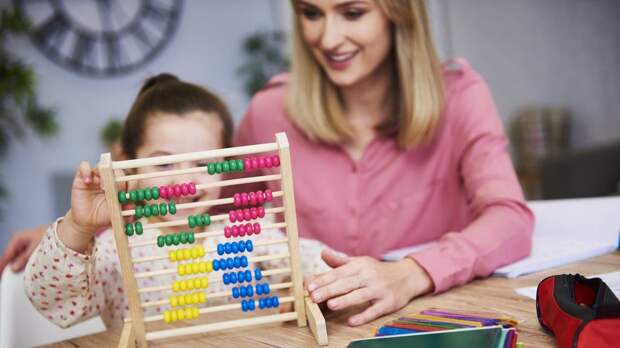 Мать учит ребенка считать