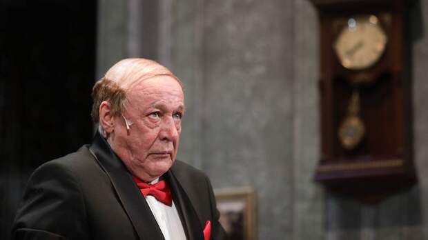 Почему Ефремов снова на сцене