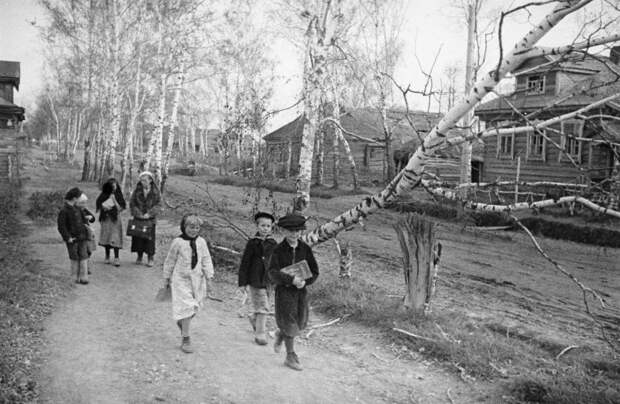 Дети идут в школу по улице освобожденного села. 42-43.jpg Дети идут в школу по улице освобожденного села. 42-43.jpg